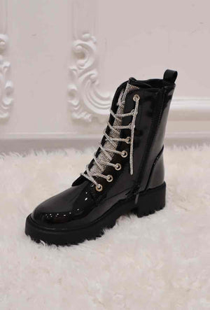 BOTTINES NOIRES VERNIES & LACETS STRASS